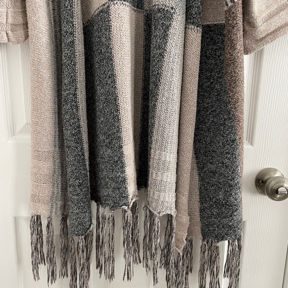 Love Riche Gray and Cream Fringe Poncho - Picture 6 of 12